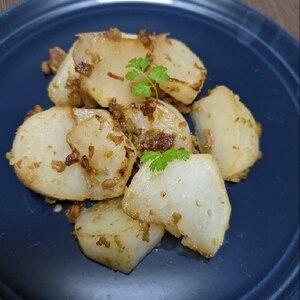 カブと絹さや鶏そぼろの炒め